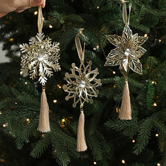 国境を越えたクリスマスペンダントクリスマスツリーの装飾品クリスマスに雪花を飾って金色の鉄芸アクセサリーのペンダントを飾る