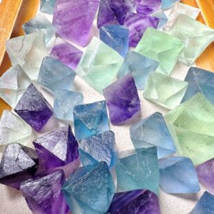 Wholesale Natural White Crystal Blue Fluorite Octahedral Raw Stone Single Crystal Bracelet Bracelet DIY Ornament Accessories