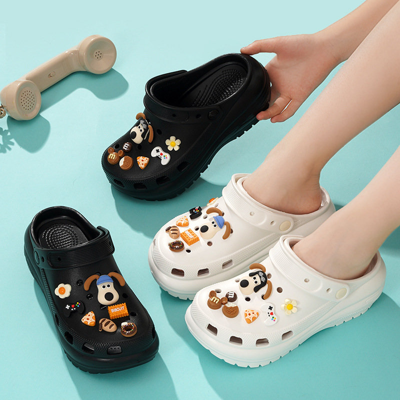 2024 nuevos zapatos con agujeros de rueda ligera para mujeres que usan la sensación de pisar la mierda, zapatillas de suela gruesa, sandalias antideslizantes de suela blanda, zapatos de playa