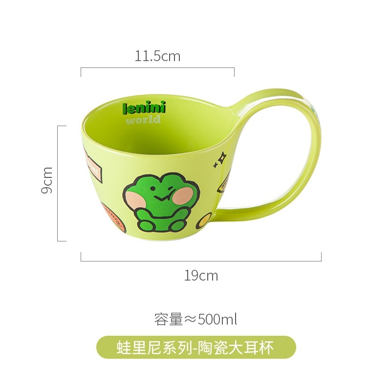 ブラウン熊はハンドル付きの陶磁器焙煎チーズグラタンを持っています。|undefined