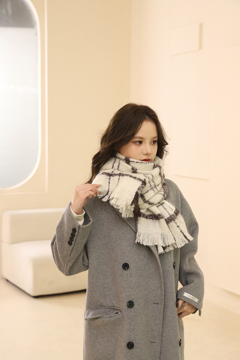 Écharpe pour fille hiver 2024 nouvelle écharpe à pompon polyvalente haut de gamme version coréenne, châle chaud et épais, beige tendance_voghion.com