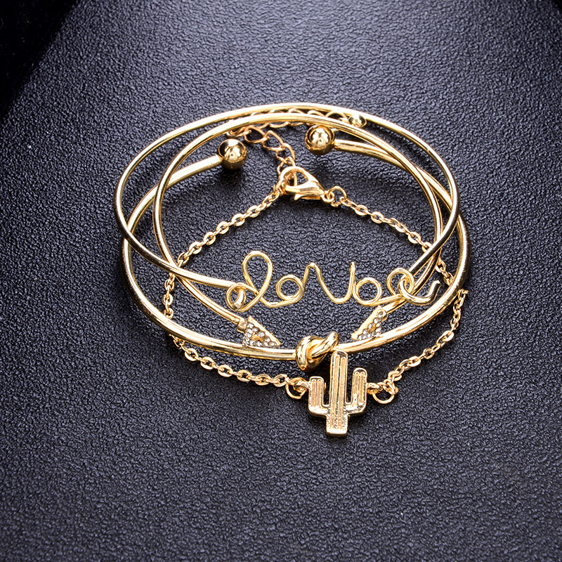 Armbandset i roséguld med kaktus och kärleksbrevsberlocker_voghion.com