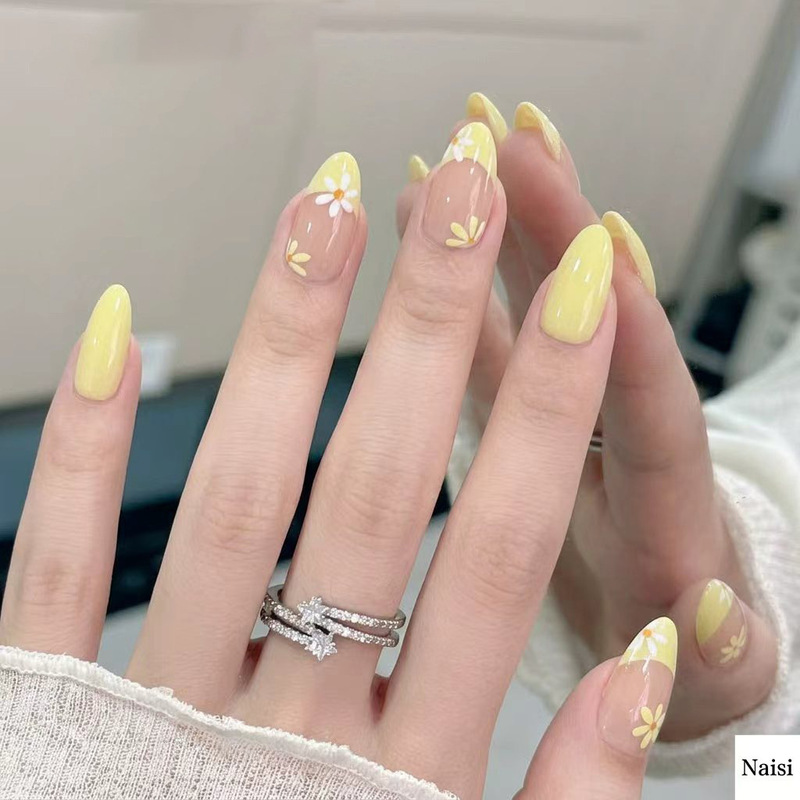 French-Style Almond-Shaped Press-On Nails with Creamy Yellow Daisy Design, Spring and Summer Fresh 3D Floral Nail Art, Direct Sale from the Factory