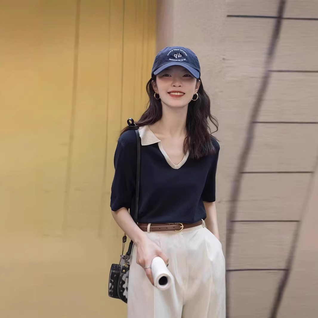 Áo thun nữ cổ V phối màu tay ngắn chất liệu lụa băng dệt kim cao cấp kiểu polo cổ thẳng vai — màu đen chi tiết 1