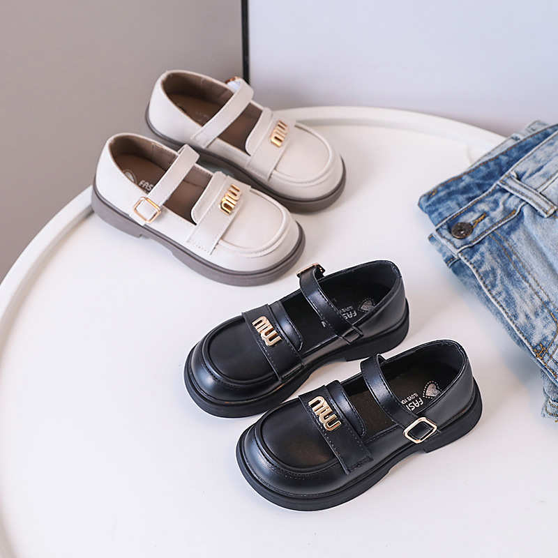 Zapatos de cuero de las niñas 2024 primavera y otoño nueva moda MIU suave inferior zapatos de los niños solo medio pequeño borde de los niños Comercio Zapatos de los niños en marea de stock