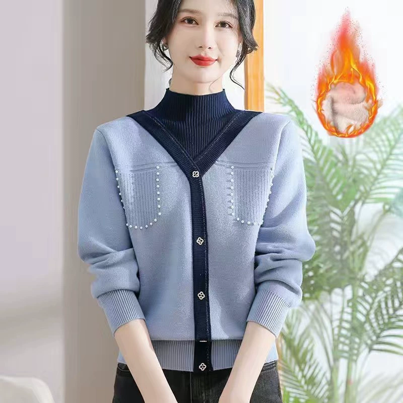 Зимний бархатный свитер мамы