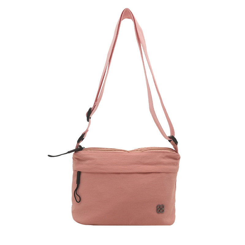 Bolso pequeño para mujeres 2024 invierno nueva moda moda ligera ocio mochila de hombro de transporte de aire extranjero bolso pequeño