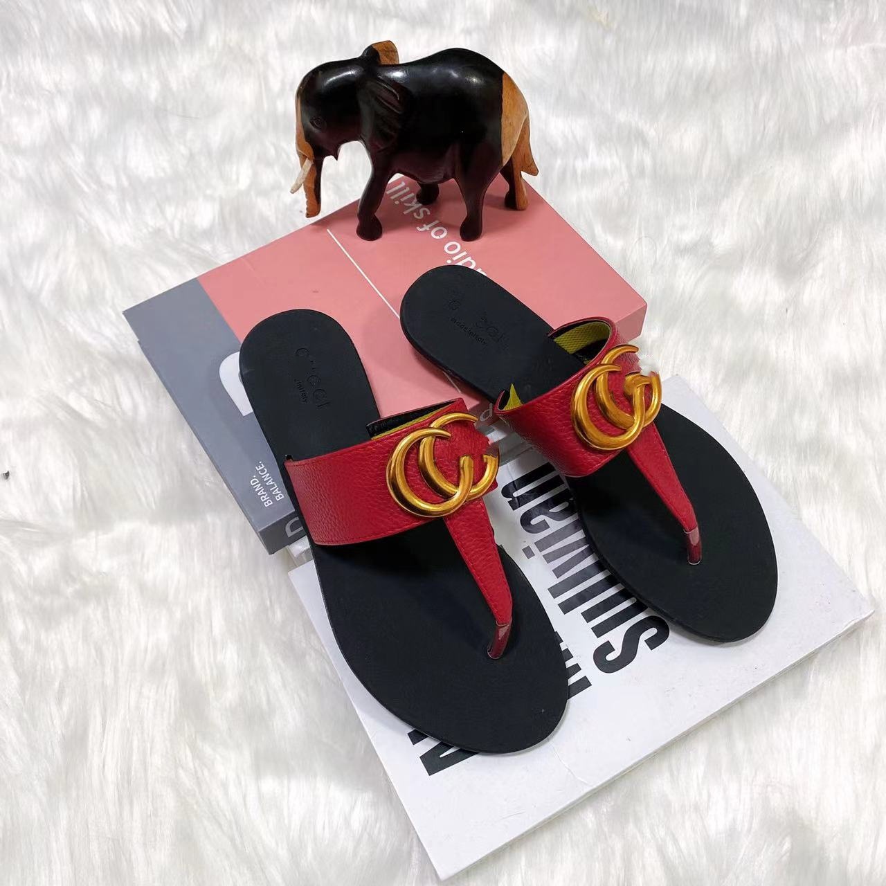 Spot GG hardware decorativo chanclas zapatos planos de verano 2024 sandalias de mujer de moda europea y americana sandals