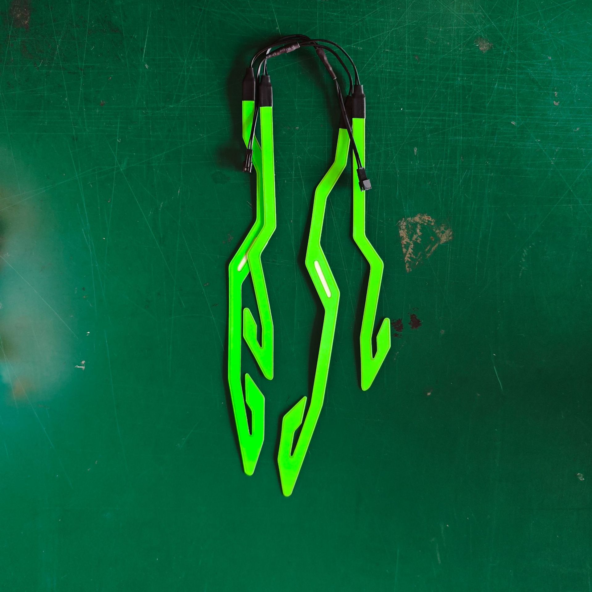 Casco de motocicleta, tira luminosa, tira luminosa de locomotora, casco rojo, tira luminosa, tira de luz, soporte, batería de luz de cuatro cascos