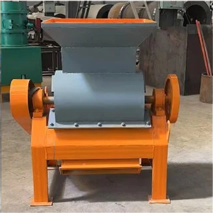 Dispositivo de producción de fertilizante compuesto en polvo para pulverizador de urea tipo triturador de material estructural de jaula