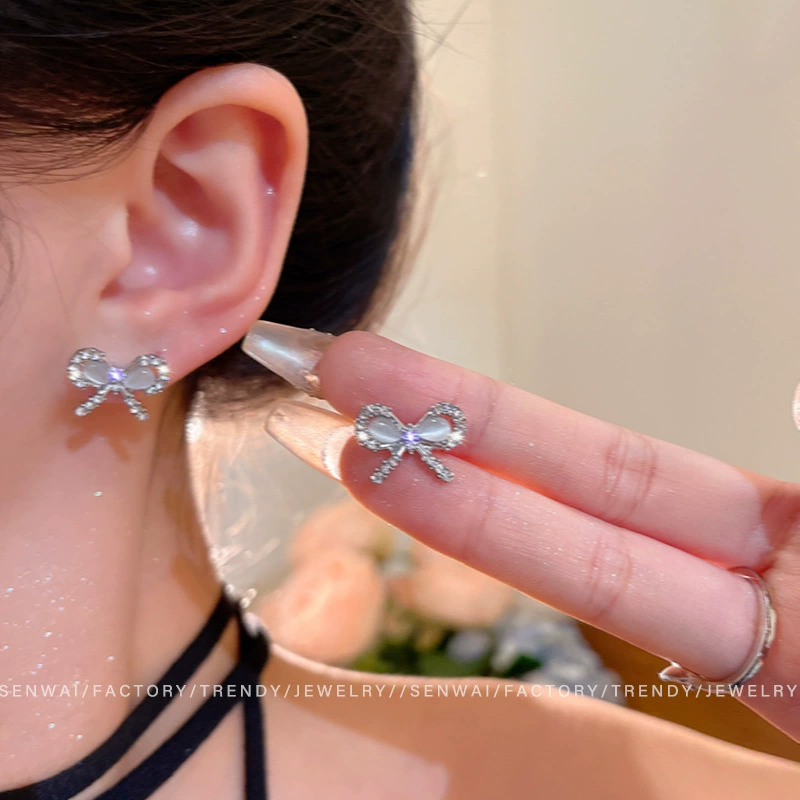 Серебряная игла, цирконий, маленький дизайнерский эффектный серьги, образец серебро 925, яркий эффектный стиль