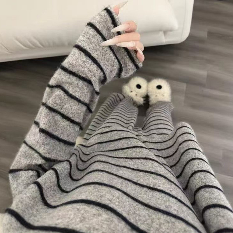 Korean-style fleece pajamas for women, new autumn/winter collection, comfortable striped design, brushed fabric for warmth, loose fit, can be worn as loungewear Korean-style fleece pajamas for women, new autumn/winter collection, comfortable striped design, brushed fabric for warmth, loose fit, can be worn as loungewear
