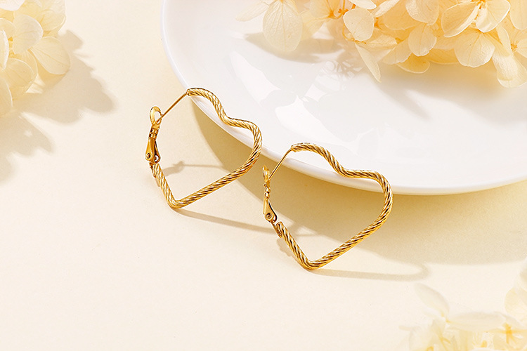 Fashion Heart Plating Titanium Steel 18K Gold Plated Earrings display picture 2