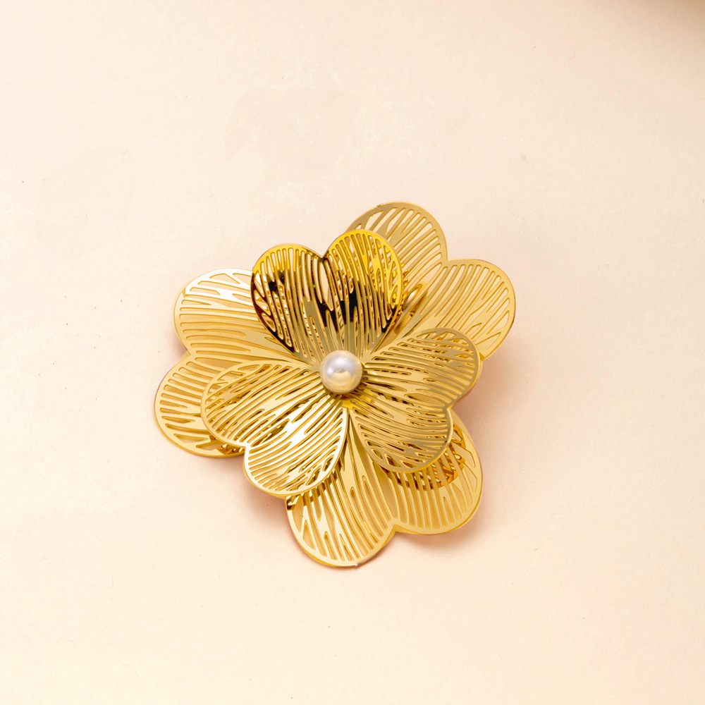 Colgante único Venta caliente europea y americana joyería de acero inoxidable hueca flor multicapa joyería de bricolaje retro accesorios chapados en oro de 18k