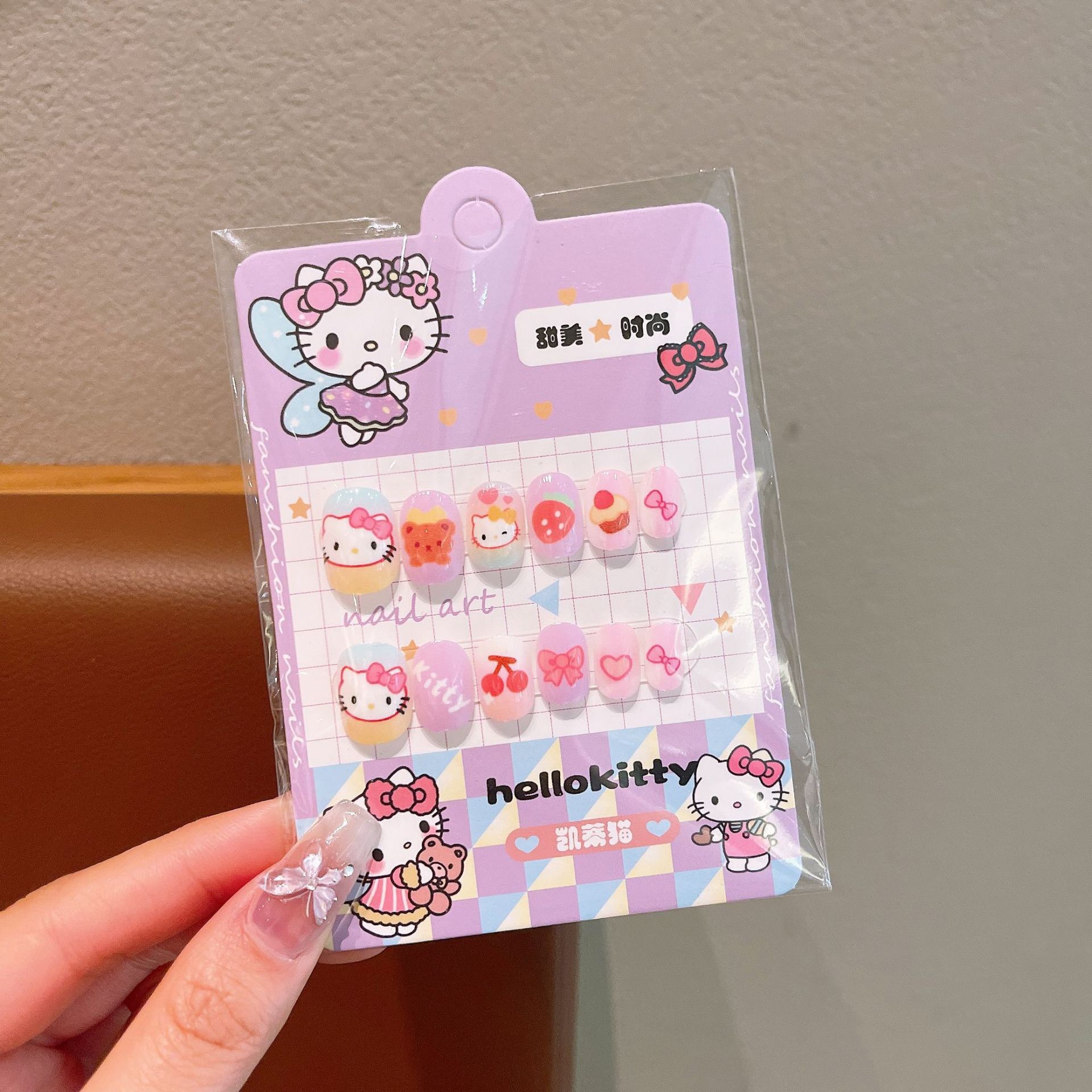 Uñas postizas Kuromi para niños en caja, lindas pegatinas de uñas removibles para niñas, pegatinas de uñas exquisitas de dibujos animados.