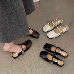 レトロな怠け者の足はネットの赤い夏のファッションの新型のミュラーを踏んで、ひんやりとしています。