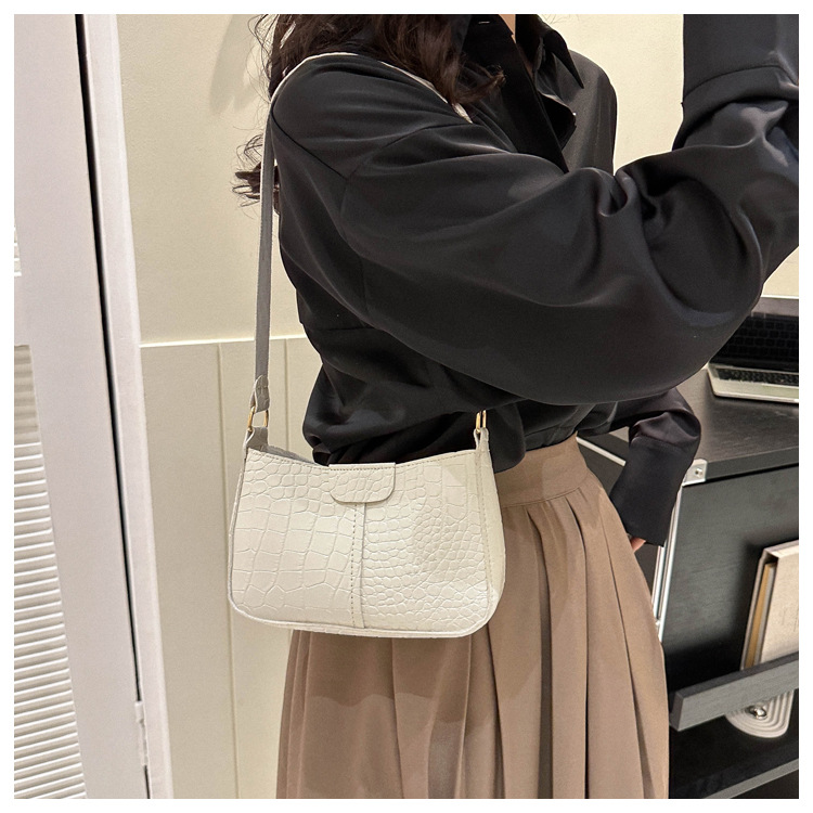 2023 Spring New Simple Trend One Shoulder Underarm Small Square Bag Net Red Fashion Temperament Commuter Bag Female_voghion.com