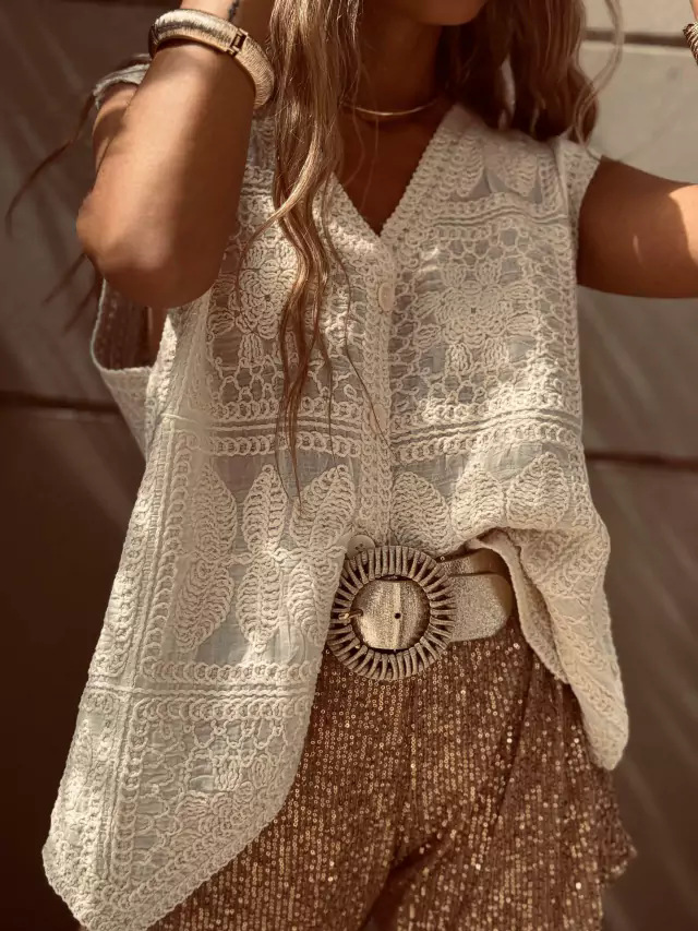 Chaleco de punto con hebilla de hilo de algodón bordado de nuevo estilo para mujeres europeas y americanas, blusa de playa para mujer, chaleco con cuello en v