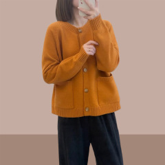丸首のポケットの純色のカーディガンは肩の袖のニットの服を挿します。