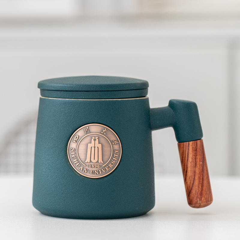 Taza de cerámica famosa escuela taza de filtro taza de marca taza de metal bronce relieve impresión LOGO taza de agua taza con tapa caja de regalo