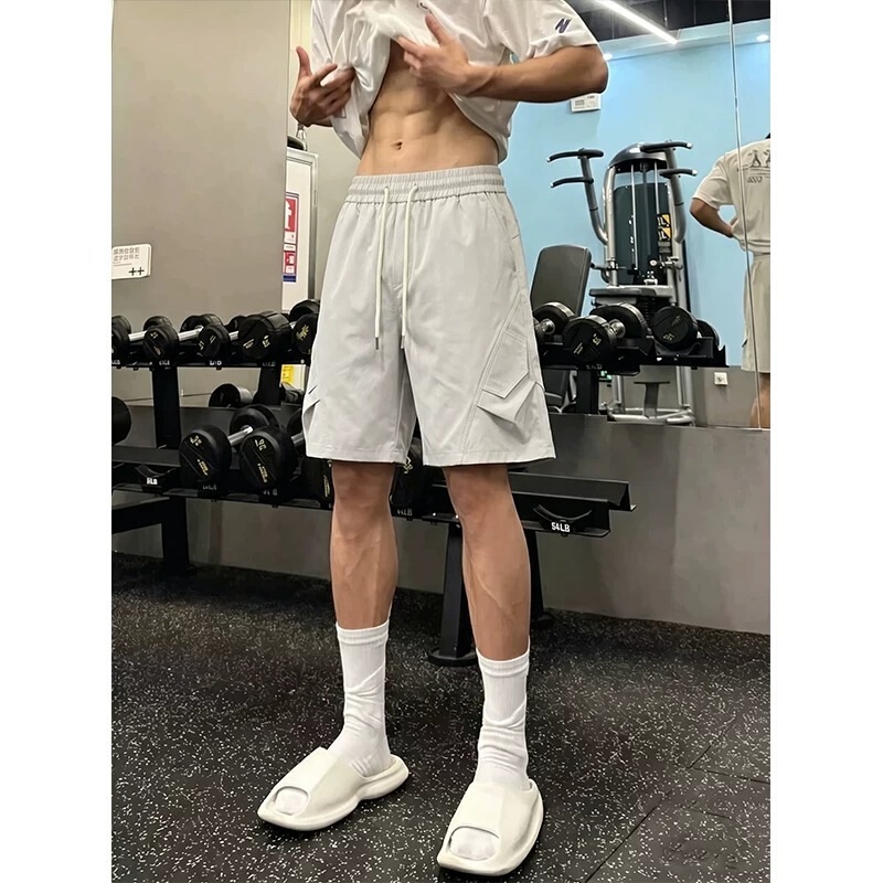 Light gray quick-dry work shorts for men, ice silk pleated diagonal cut sports pants for fitness, running, and basketball
