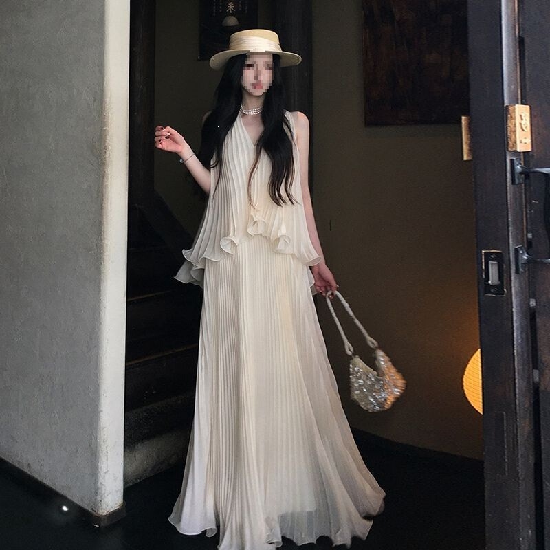 Beachwear resort-style sheer camisole dress for women, unique and beautiful V-neck pleated long dress for summer Beachwear resort-style sheer camisole dress for women, unique and beautiful V-neck pleated long dress for summer