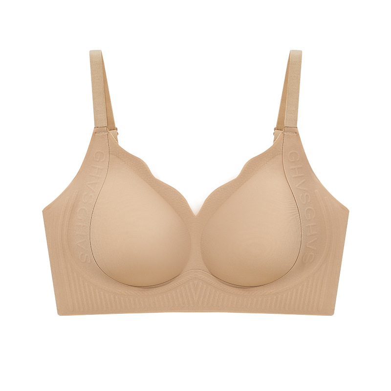 ファンデーションの隠し下着の女性の胸は薄いアルファベットのゼリーを集めて柔らかく支えます。