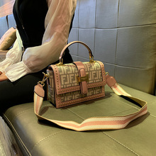 香港代購小眾女包包2022新款優雅氣質鉚釘時尚手提單肩斜挎小方包