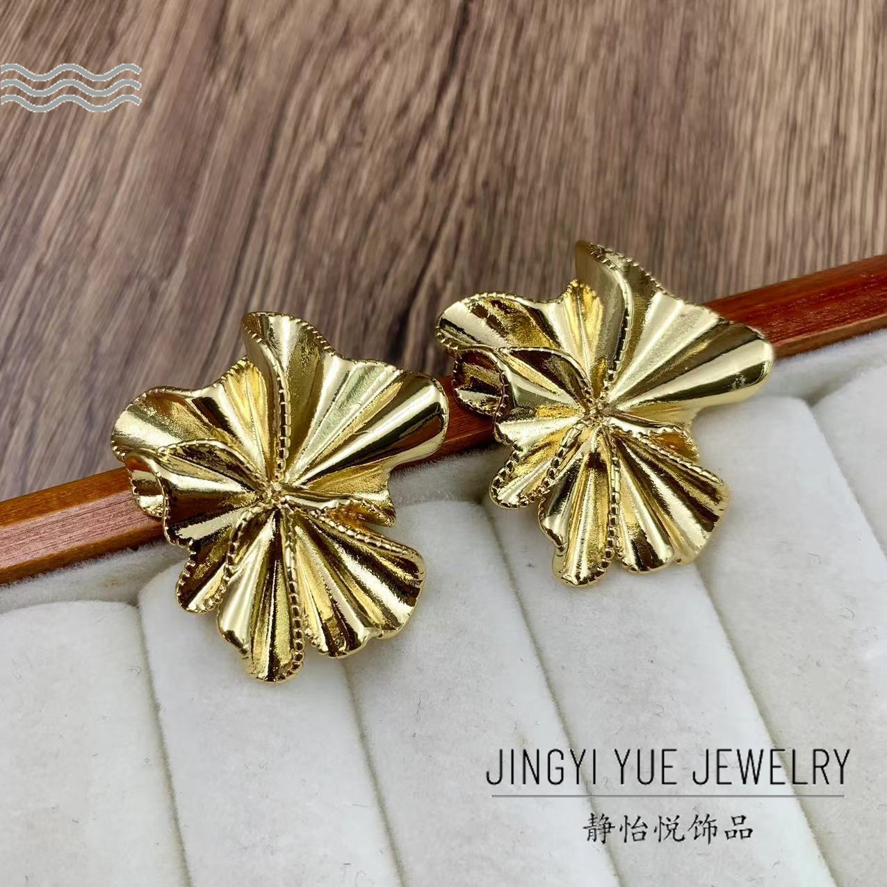 Medieval light luxury pleated personalized earrings