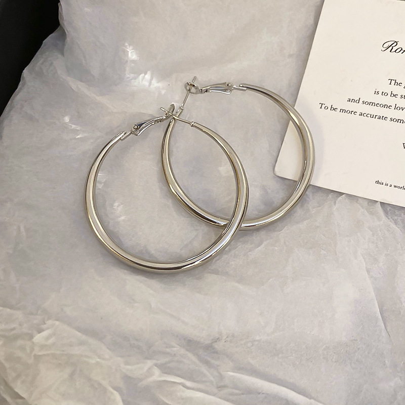 Pendientes de anillo de sentido de alta calidad transfronterizos de aguja de plata Pendientes de todo fósforo de lujo ligero europeo y americano Pendientes de sentido de diseño de moda simple