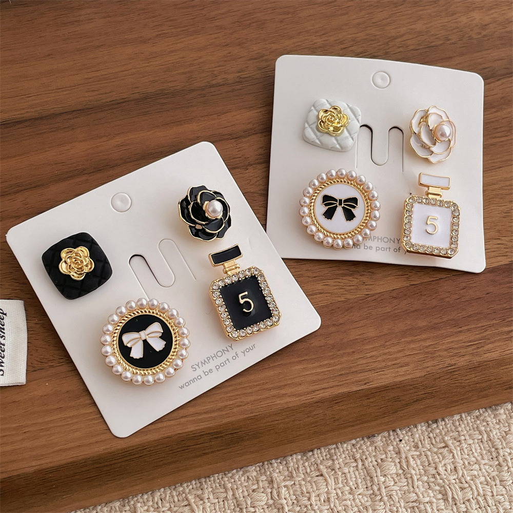 Japanese and Korean Fashion Brooch for Women, Retro Small Fragrance Style, Diamond-Encrusted Pearl Camellia Suit, High-End Buckle Accessories