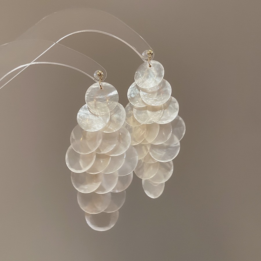 Pendientes de aguja plateados con pétalos de perlas con incrustaciones de diamantes y borlas, pendientes de tuerca de lujo ligeros y de alta gama con un diseño elegante y versátil.