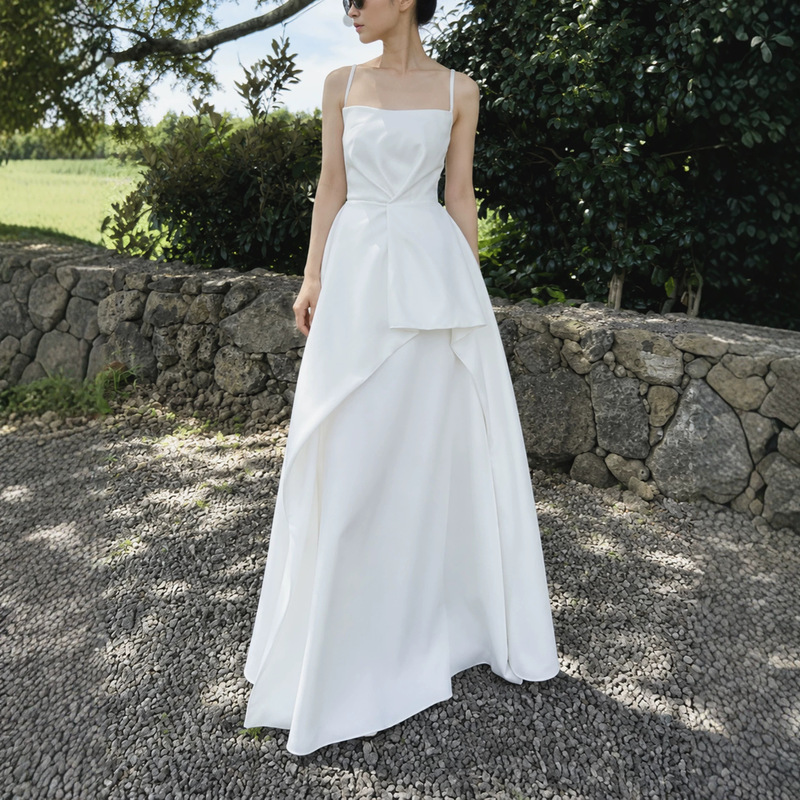 Korean-style light wedding dress, satin, simple, strapless, niche, high-end, studio-themed, outdoor travel photography, engagement and registration dress