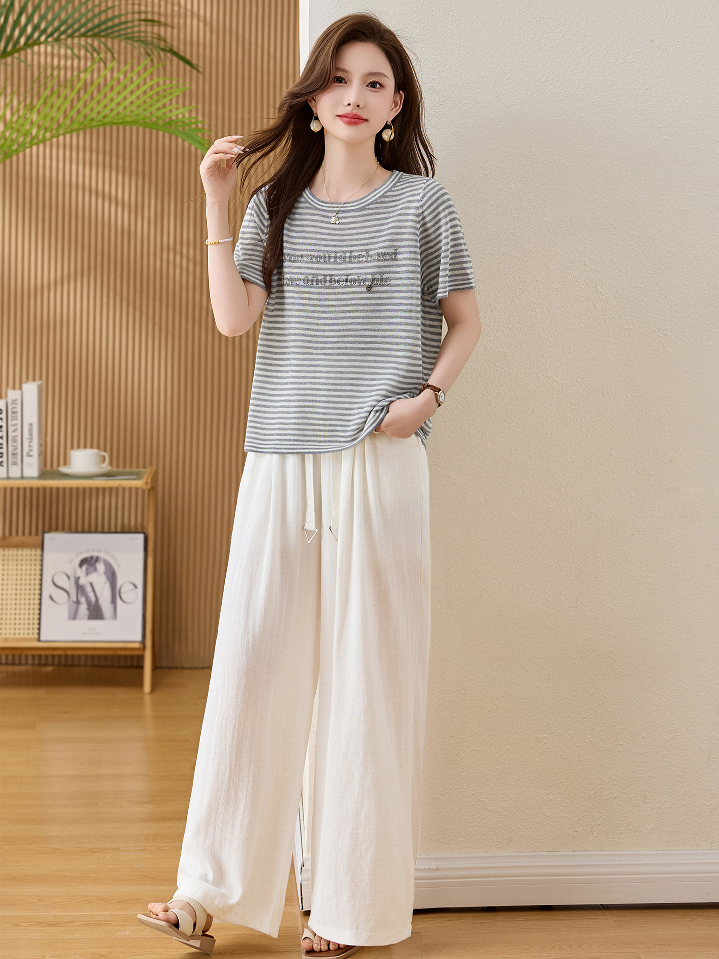 Bộ quần áo hai mảnh sọc kẻ thiết kế khăn choàng phối quần ống đứng thời trang — màu đen, màu trắng ngà