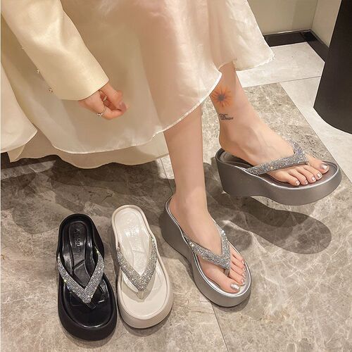 Thick sole and height-increasing herringbone slippers for women in summer, 2026 new style, super high-end silver rhinestones casual sandals
