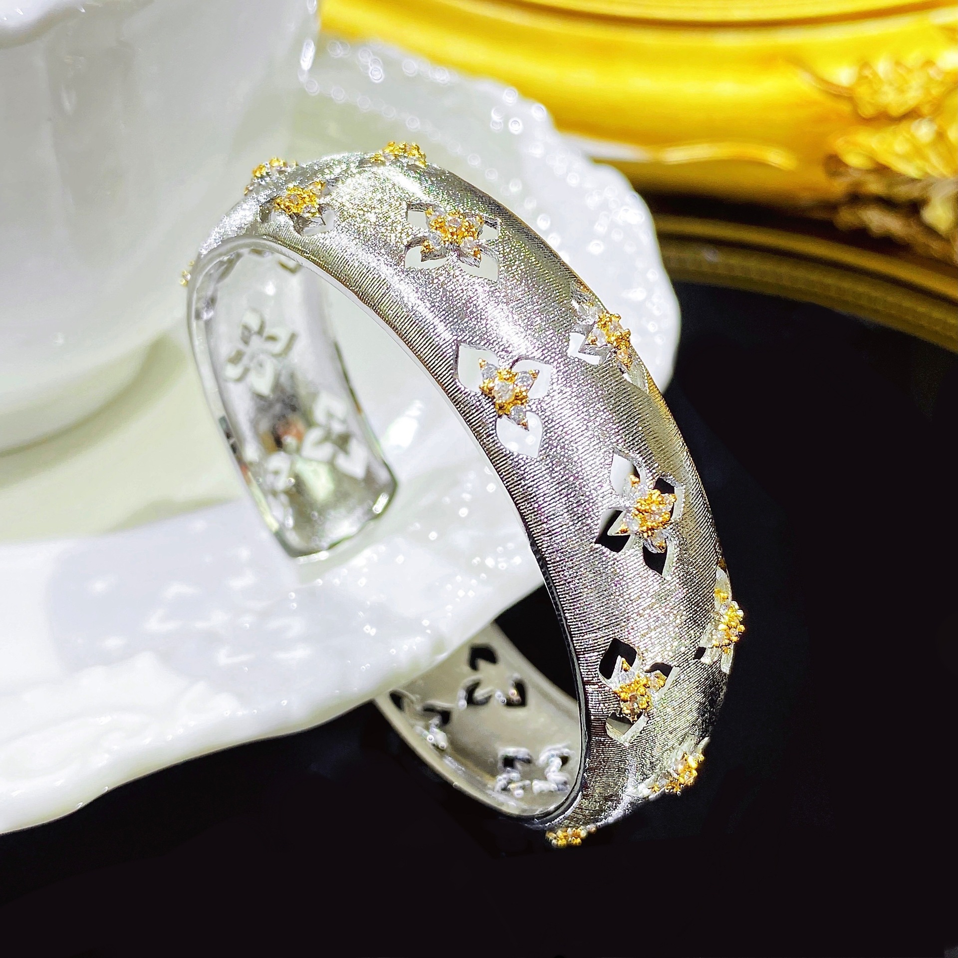 Anello in tessuto artigianale in oro bicolore in stile palazzo spazzolato a mano italiano, orecchini in vero oro elettroplaccato, collana, bracciale da donna_voghion.com