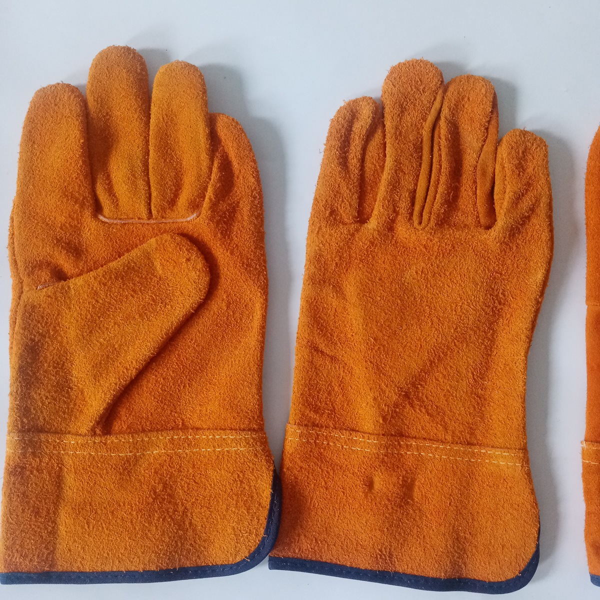 阻燃线牛二层皮电焊手套烧烤隔热焊接耐高温防刺透气短全皮无里