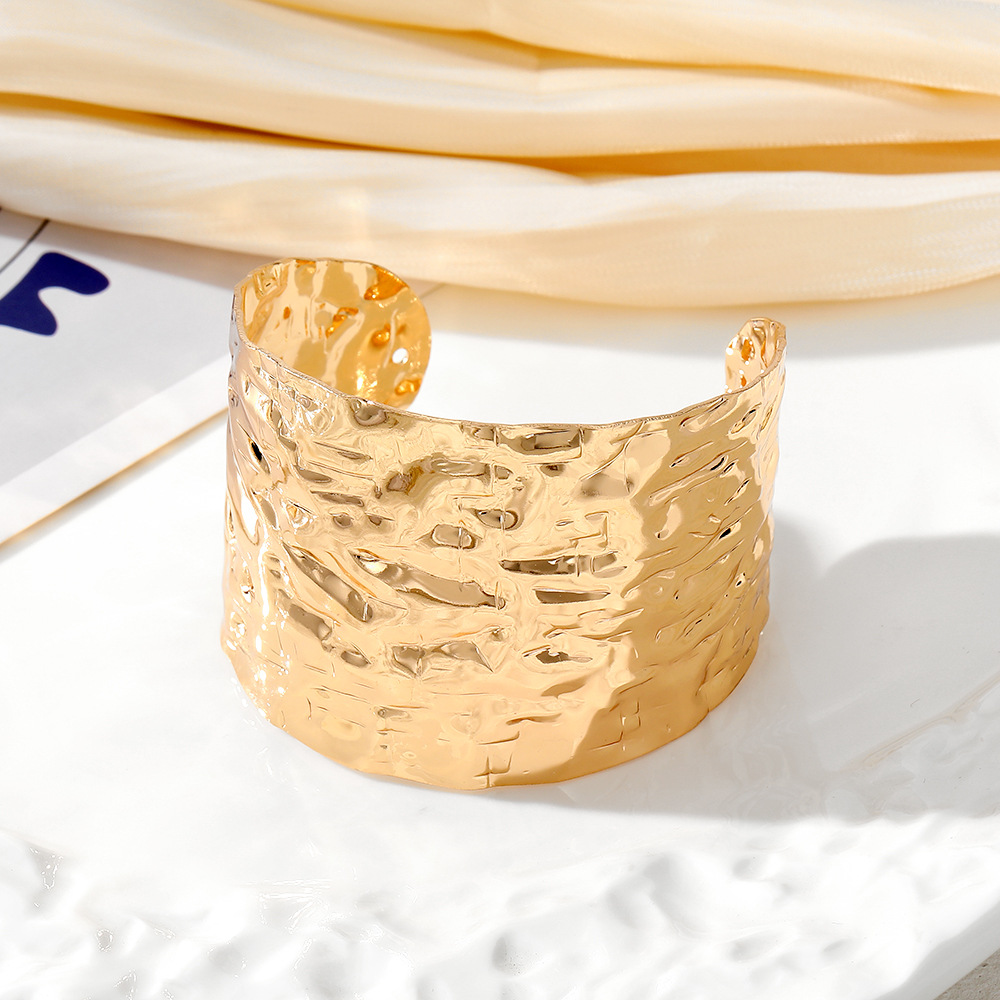 2 stk. Instagram high-end let luksuriøs tekstureret armbånd med uregelmæssigt hammermønster og overdrevet bred urskive, dame_voghion.com