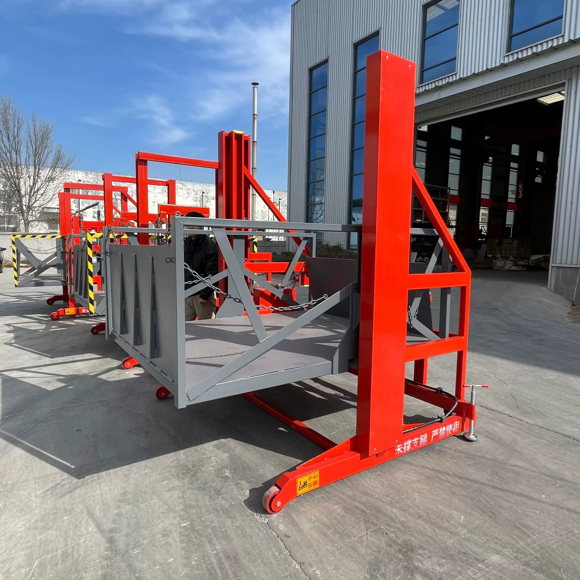 车辆装卸货物移动式电动液压升降机仓库移动装卸货平台