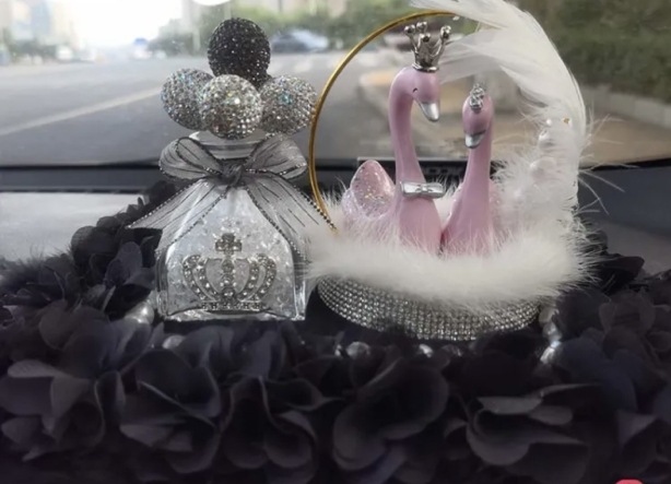 Decoraciones de automóviles Camellia creativa nueva consola central de verano joyas de automóviles chicas decoración de plástico