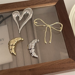The bow brooch is high-end, the three-dimensional peach heart brooch is simple, the irregular croissant brooch is personalized