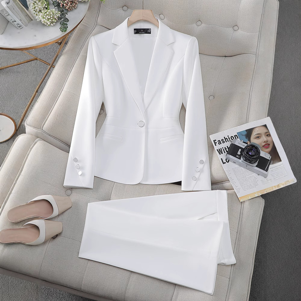 Elegante completo da donna con blazer e pantaloni rosa: abbigliamento professionale da ufficio in stile moderno_voghion.com