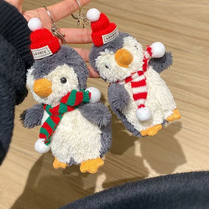 Atmosfera ~ sombrero rojo bufandas rojas drag maní pingüino colgante de peluche mochila colgante llavero