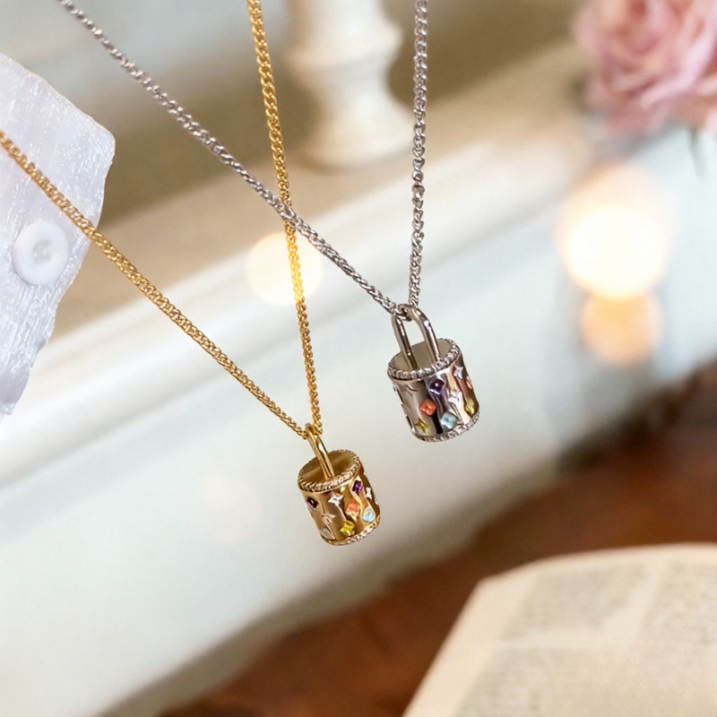 Vintage light-luxury handmade enamel flower bucket bag pendant necklace, exquisite light-luxury high-end old money style collarbone chain Vintage light-luxury handmade enamel flower bucket bag pendant necklace, exquisite light-luxury high-end old money style collarbone chain