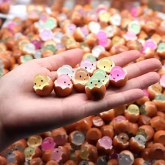 幼稚園のクラス全員がおもちゃのアイデアを共有しています。