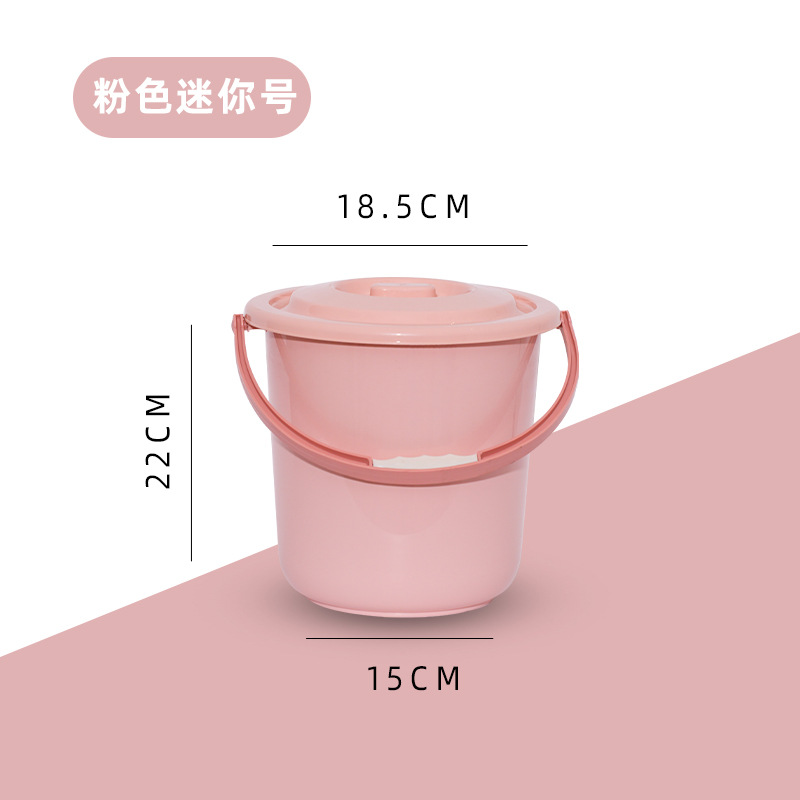 蓋付きの厚い家庭用大型プラスチックは、家庭用の手提げバケツの家庭用バケツを持っている学校の寮の学生がバケツを持っている