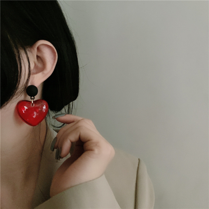 Retro Red Heart Stud Earrings display picture 2