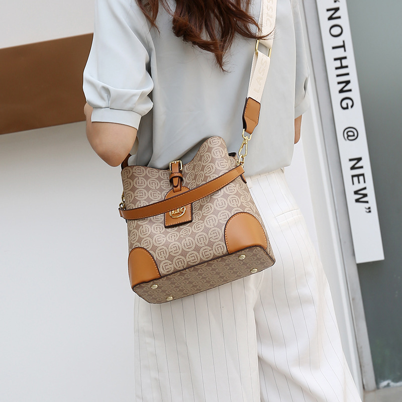 2023 automne nouvelle diffusion en direct bon style imprimé sac seau de grande capacité pour femmes PU couleur contrastée large bandoulière sac à bandoulière_voghion.com