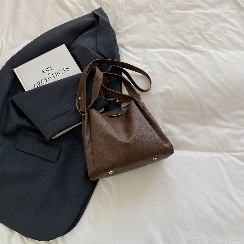 Bolso bandolera mujer elegante con textura litchi de moda_voghion.com