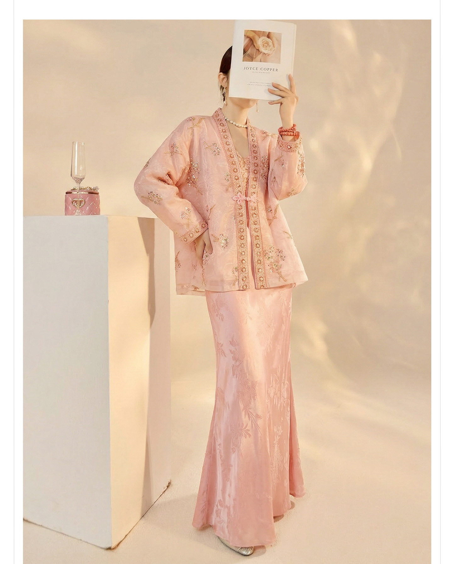 Bộ áo khoác thêu jacquard kết hợp đầm dây lụa phong cách Tân Trung thức — bộ đồ, đầm dây, Áo khoác màu hồng chi tiết 8